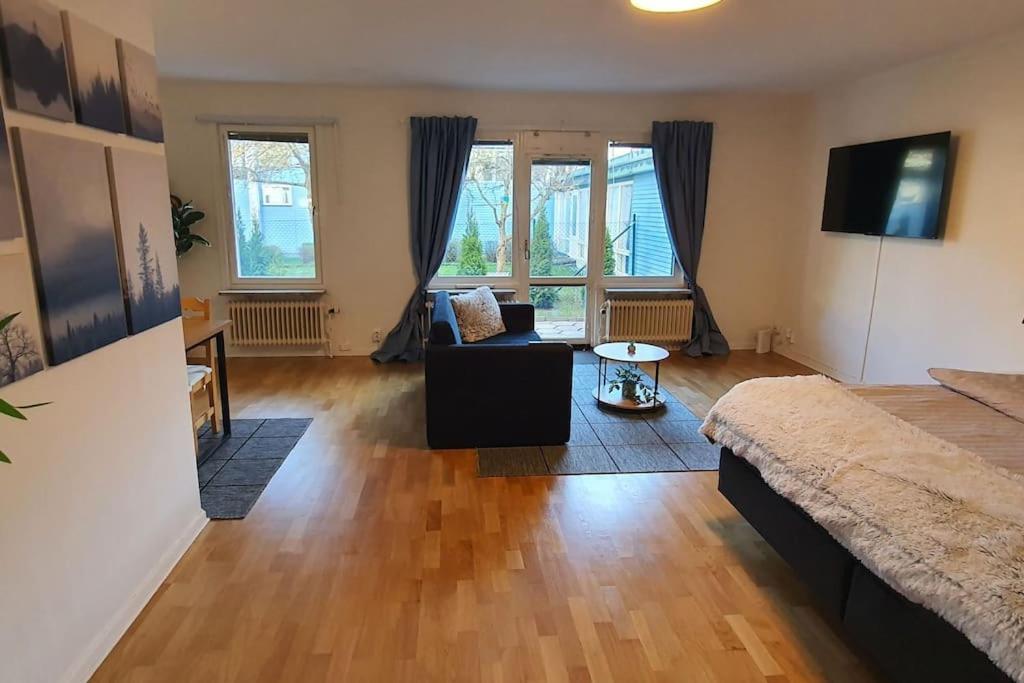 Apartment With Garden Near Metro! Stoccolma Esterno foto