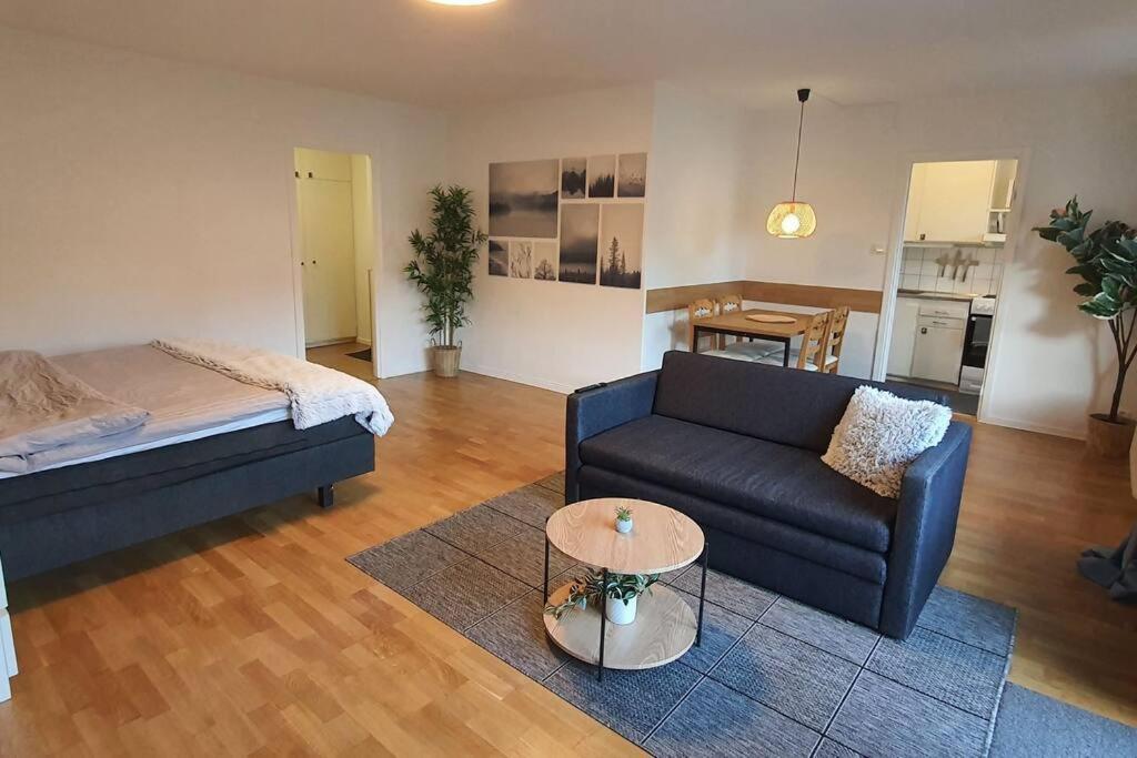 Apartment With Garden Near Metro! Stoccolma Esterno foto